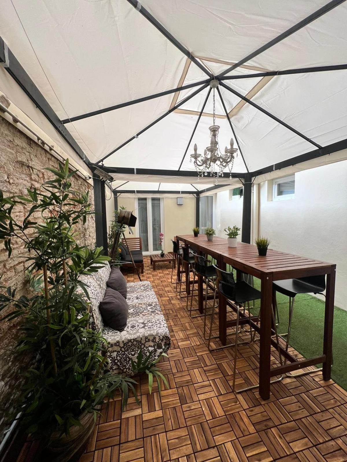 New Ground Floor And Patio Appartamento
